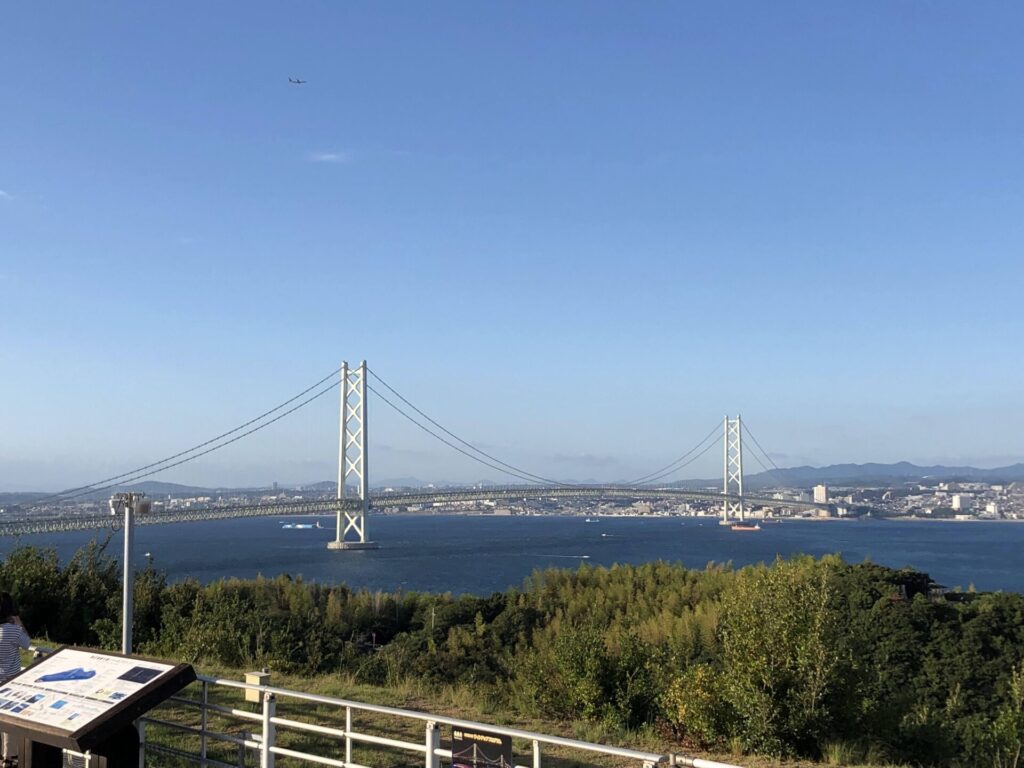 兵庫県明石市と兵庫県淡路島を結ぶ明石海峡大橋。